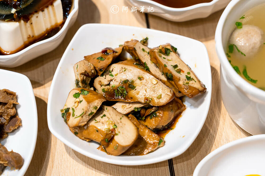 台中廟東夜市附近美食「墨竹亭」Q彈川味燃麵,金湯泡椒牛麵超過癮。