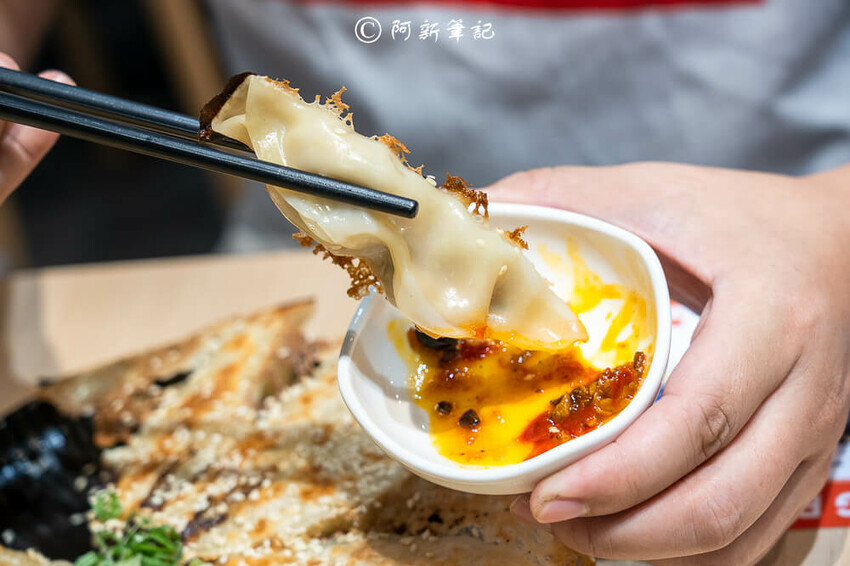 台中廟東夜市附近美食「墨竹亭」Q彈川味燃麵,金湯泡椒牛麵超過癮。