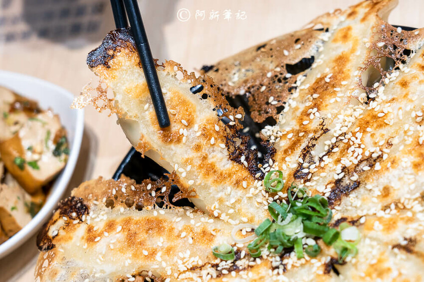 台中廟東夜市附近美食「墨竹亭」Q彈川味燃麵,金湯泡椒牛麵超過癮。