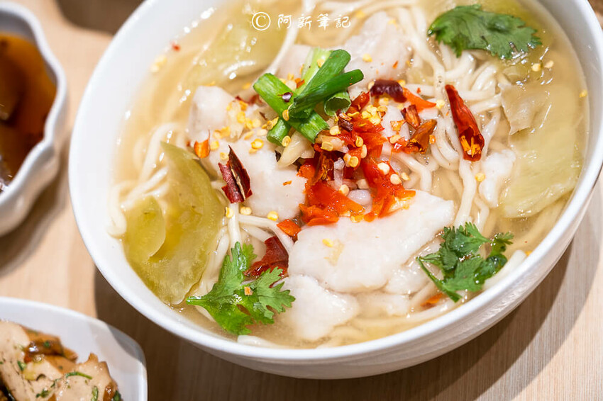 台中廟東夜市附近美食「墨竹亭」Q彈川味燃麵,金湯泡椒牛麵超過癮。