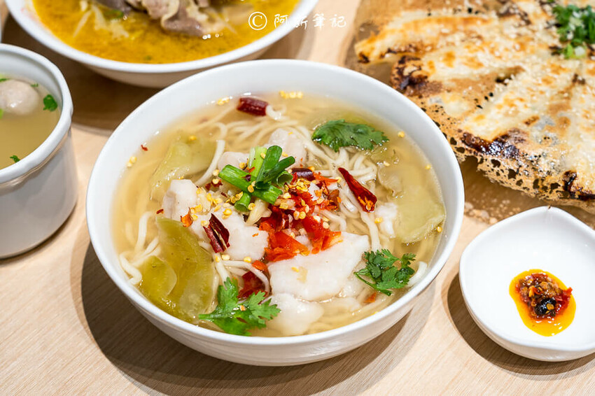 台中廟東夜市附近美食「墨竹亭」Q彈川味燃麵,金湯泡椒牛麵超過癮。