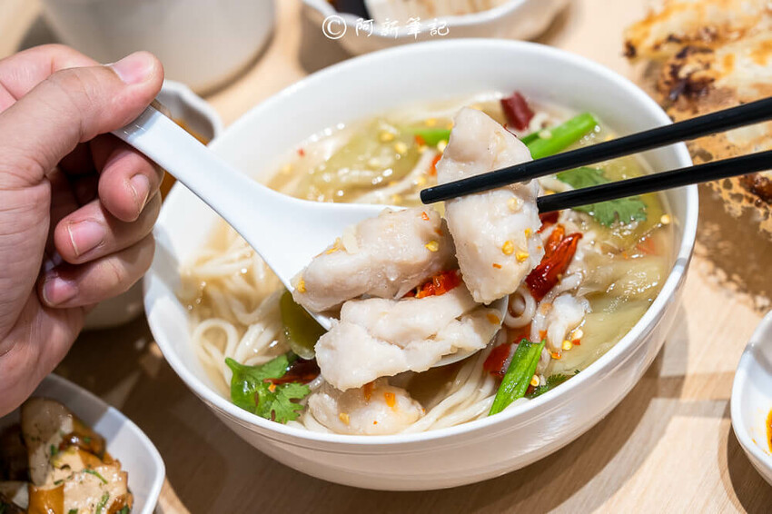 台中廟東夜市附近美食「墨竹亭」Q彈川味燃麵,金湯泡椒牛麵超過癮。