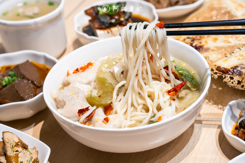 台中廟東夜市附近美食「墨竹亭」Q彈川味燃麵,金湯泡椒牛麵超過癮。