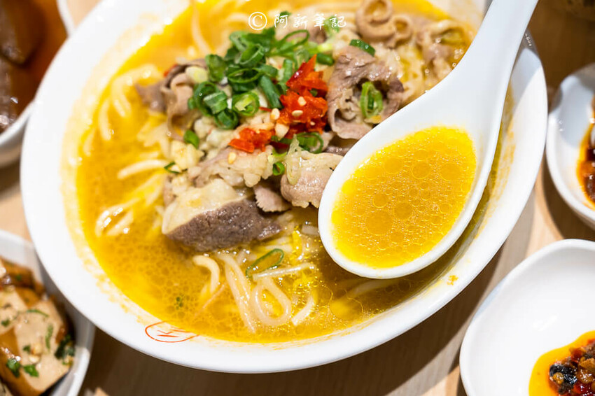 台中廟東夜市附近美食「墨竹亭」Q彈川味燃麵,金湯泡椒牛麵超過癮。