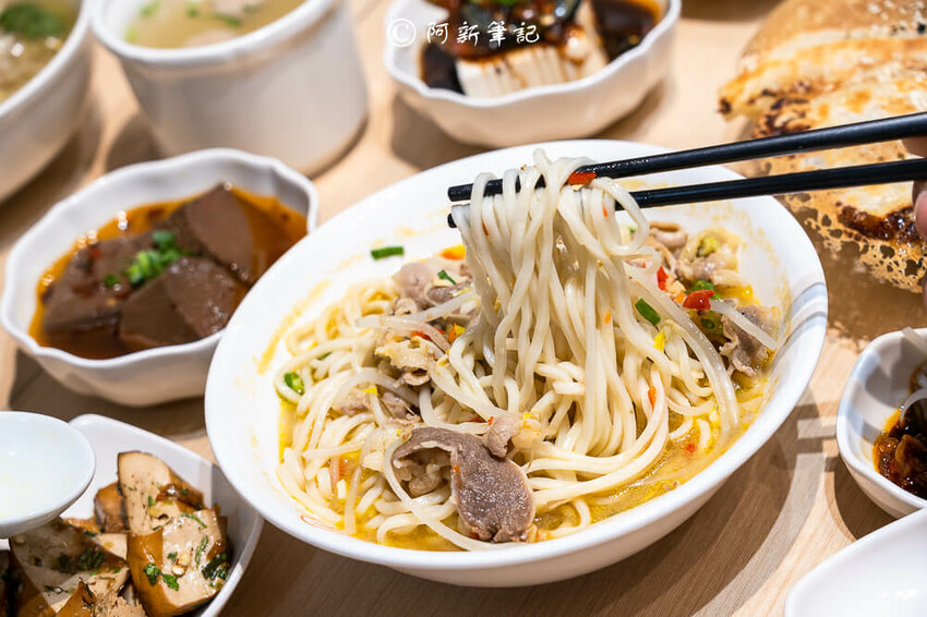 台中廟東夜市附近美食「墨竹亭」Q彈川味燃麵,金湯泡椒牛麵超過癮。