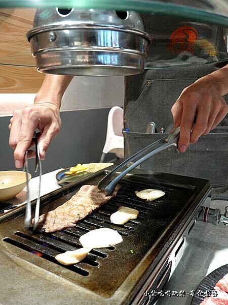 桌邊服務代烤牛舌-肉民聚集所桃園店 (1).jpg