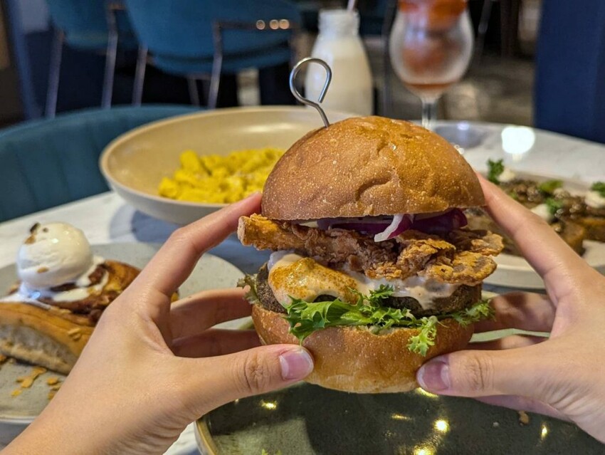 【北捷｜市政府站美食】BaganHood 蔬食餐酒館｜七訪吃不膩！是蔬食餐酒館先驅，也是天花板