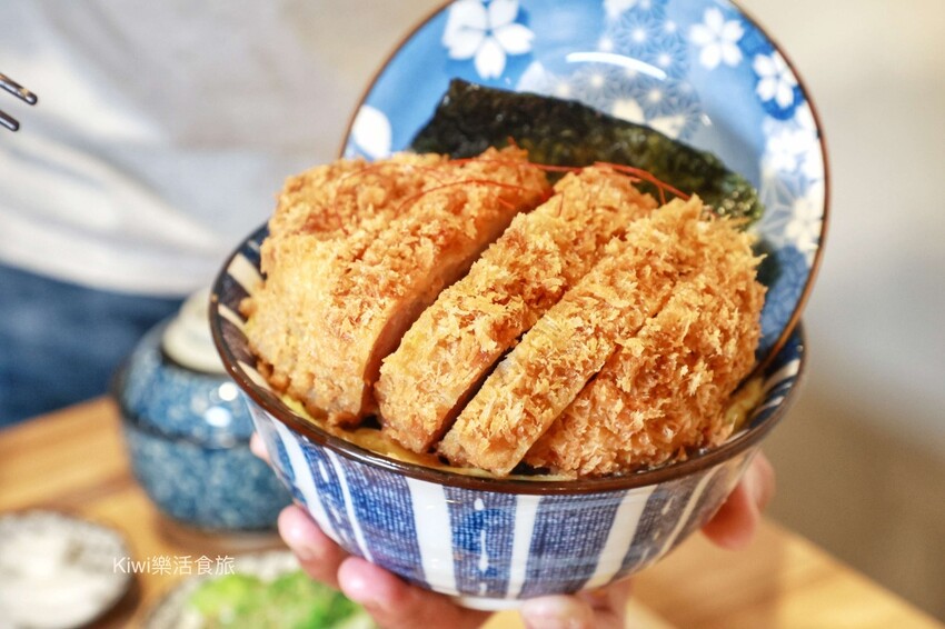 彰化員林日式美食推薦！両国爆厚5公分豬排定食超浮誇，肉控吃貨必收。