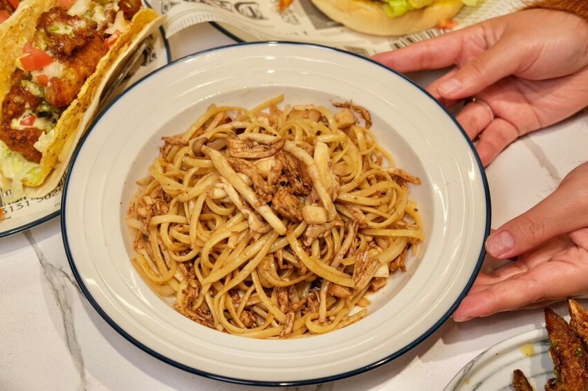 塔克洛1998-泰味美式餐廳｜板橋最強泰式口味漢堡，創意大份量一吃就會上癮!  - 肉依小姐吃什麼