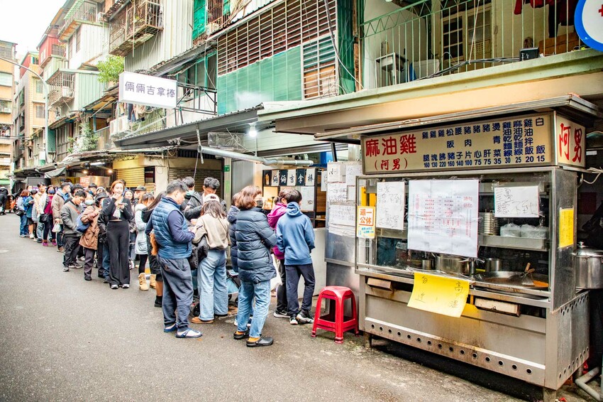 台北麻油雞推薦！阿男米其林等級必吃，骨肉分離超嫩。