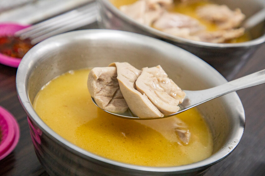 台北麻油雞推薦！阿男米其林等級必吃，骨肉分離超嫩。