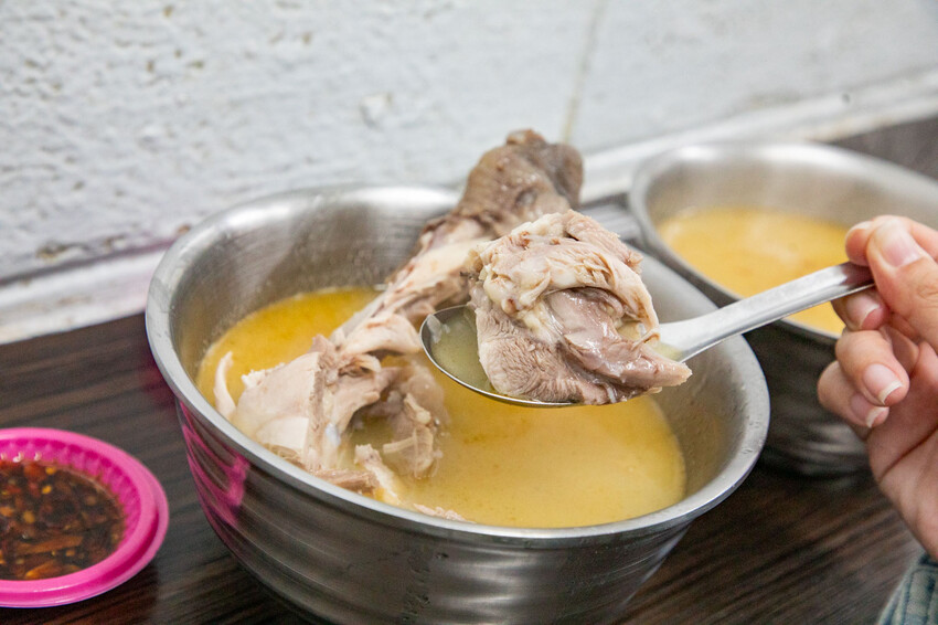 台北麻油雞推薦！阿男米其林等級必吃，骨肉分離超嫩。