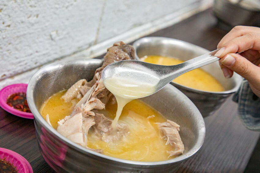 台北麻油雞推薦！阿男米其林等級必吃，骨肉分離超嫩。