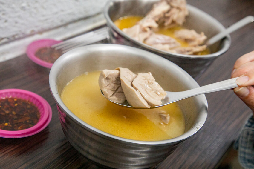 台北麻油雞推薦！阿男米其林等級必吃，骨肉分離超嫩。