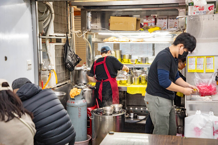 台北麻油雞推薦！阿男米其林等級必吃，骨肉分離超嫩。