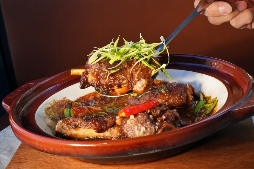 台中市南屯區王品集團旗下創意台菜大升級！獨家金包蒼蠅頭、夠味金讚客家酸湯魚端上桌，還有專屬包廂適合聚餐！