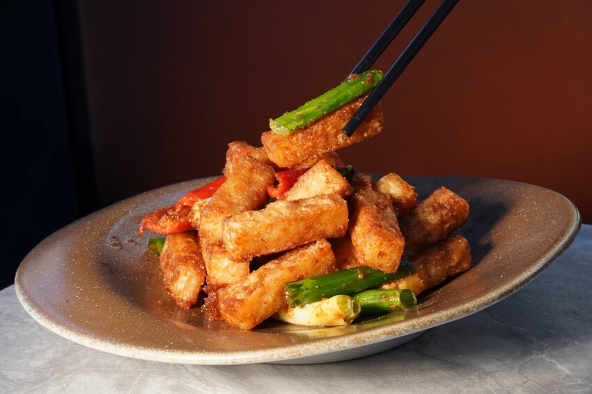 台中市南屯區王品集團旗下創意台菜大升級！獨家金包蒼蠅頭、夠味金讚客家酸湯魚端上桌，還有專屬包廂適合聚餐！