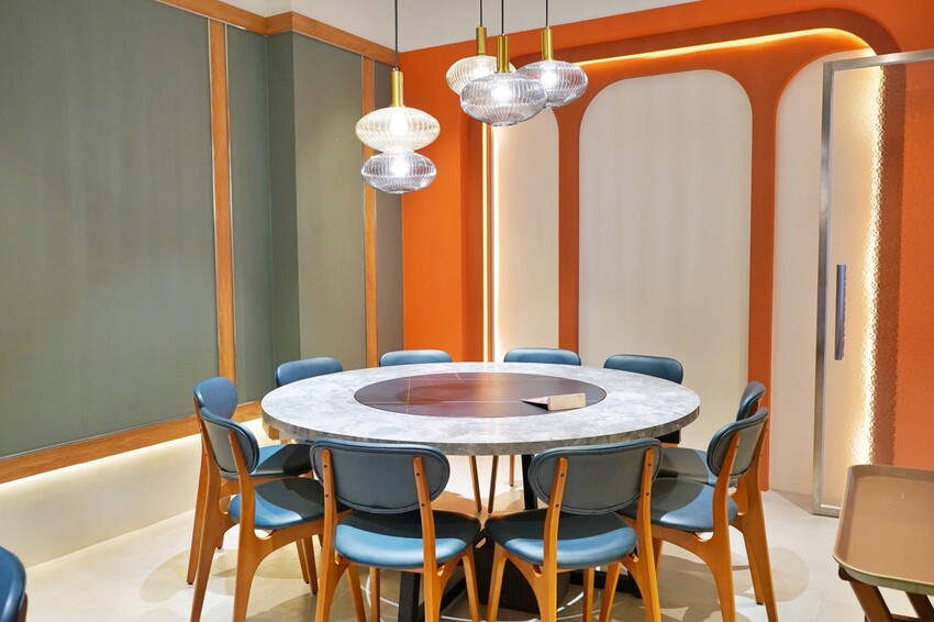 台中市南屯區王品集團旗下創意台菜大升級！獨家金包蒼蠅頭、夠味金讚客家酸湯魚端上桌，還有專屬包廂適合聚餐！