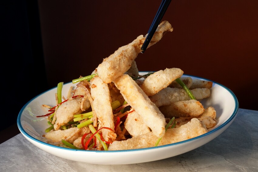 台中市南屯區王品集團旗下創意台菜大升級！獨家金包蒼蠅頭、夠味金讚客家酸湯魚端上桌，還有專屬包廂適合聚餐！