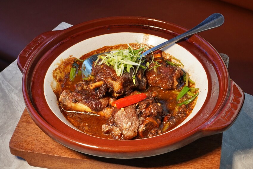 台中市南屯區王品集團旗下創意台菜大升級！獨家金包蒼蠅頭、夠味金讚客家酸湯魚端上桌，還有專屬包廂適合聚餐！