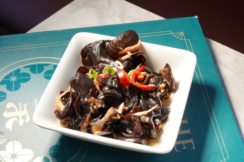 台中市南屯區王品集團旗下創意台菜大升級！獨家金包蒼蠅頭、夠味金讚客家酸湯魚端上桌，還有專屬包廂適合聚餐！