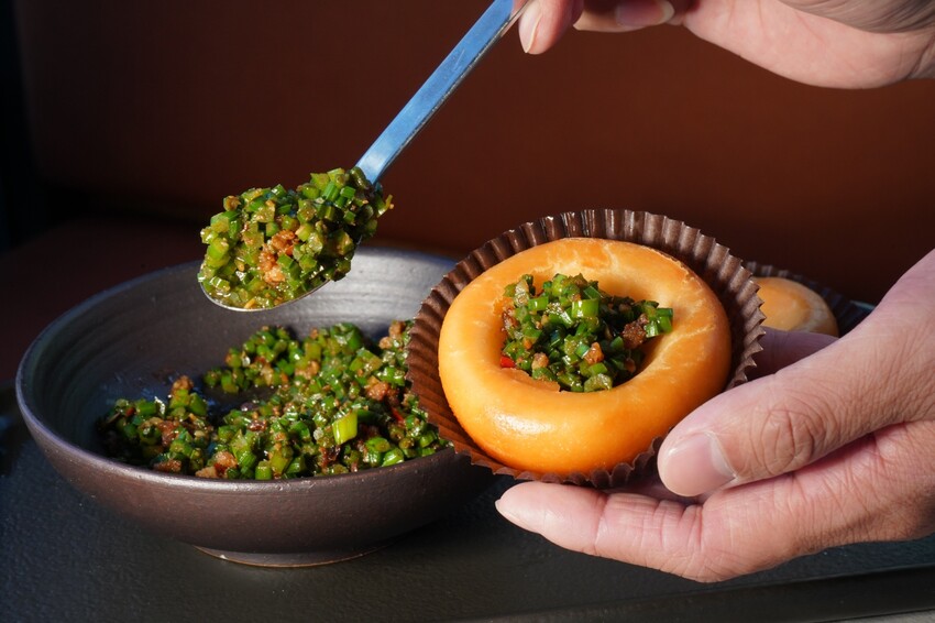 台中市南屯區王品集團旗下創意台菜大升級！獨家金包蒼蠅頭、夠味金讚客家酸湯魚端上桌，還有專屬包廂適合聚餐！