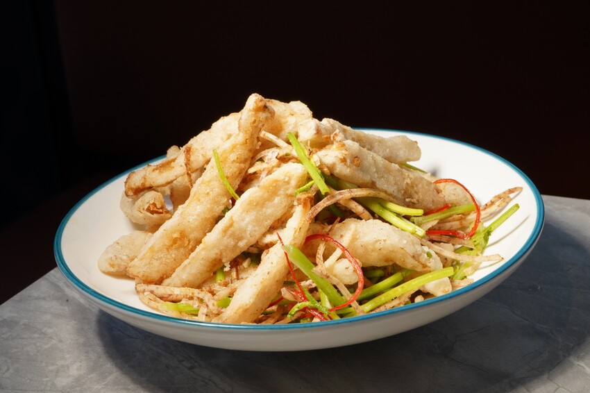 台中市南屯區王品集團旗下創意台菜大升級！獨家金包蒼蠅頭、夠味金讚客家酸湯魚端上桌，還有專屬包廂適合聚餐！