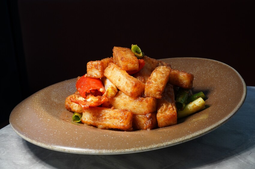 台中市南屯區王品集團旗下創意台菜大升級！獨家金包蒼蠅頭、夠味金讚客家酸湯魚端上桌，還有專屬包廂適合聚餐！