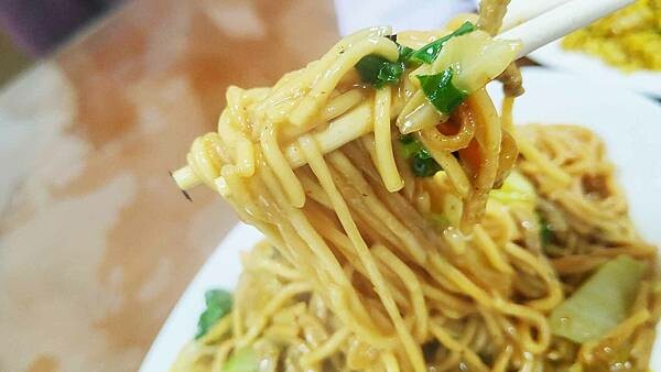 好吃的咖哩炒麵不用跑到基隆，在台北就可以吃到了啦～！中午用餐時間大爆人潮需等半小時左右的超人氣店家，