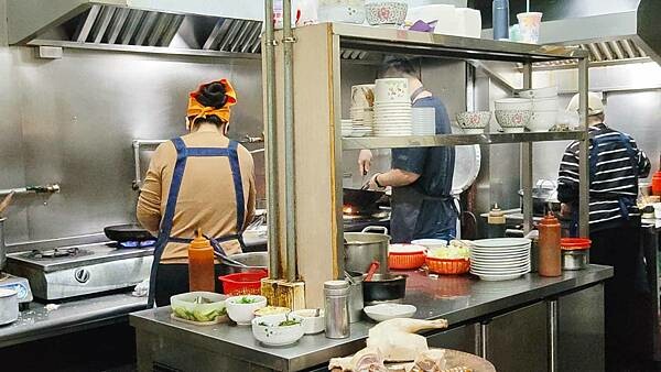 好吃的咖哩炒麵不用跑到基隆，在台北就可以吃到了啦～！中午用餐時間大爆人潮需等半小時左右的超人氣店家，