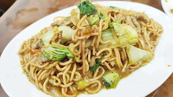 好吃的咖哩炒麵不用跑到基隆，在台北就可以吃到了啦～！中午用餐時間大爆人潮需等半小時左右的超人氣店家，