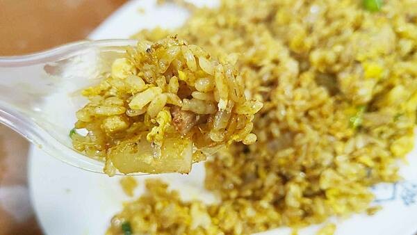 好吃的咖哩炒麵不用跑到基隆，在台北就可以吃到了啦～！中午用餐時間大爆人潮需等半小時左右的超人氣店家，