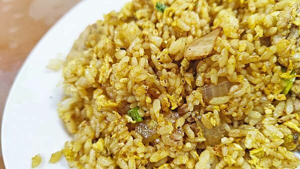 好吃的咖哩炒麵不用跑到基隆，在台北就可以吃到了啦～！中午用餐時間大爆人潮需等半小時左右的超人氣店家，