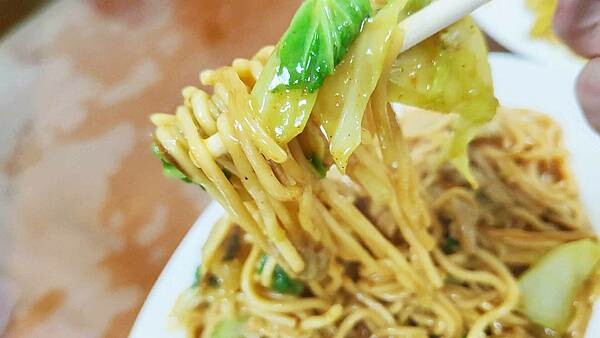 好吃的咖哩炒麵不用跑到基隆，在台北就可以吃到了啦～！中午用餐時間大爆人潮需等半小時左右的超人氣店家，