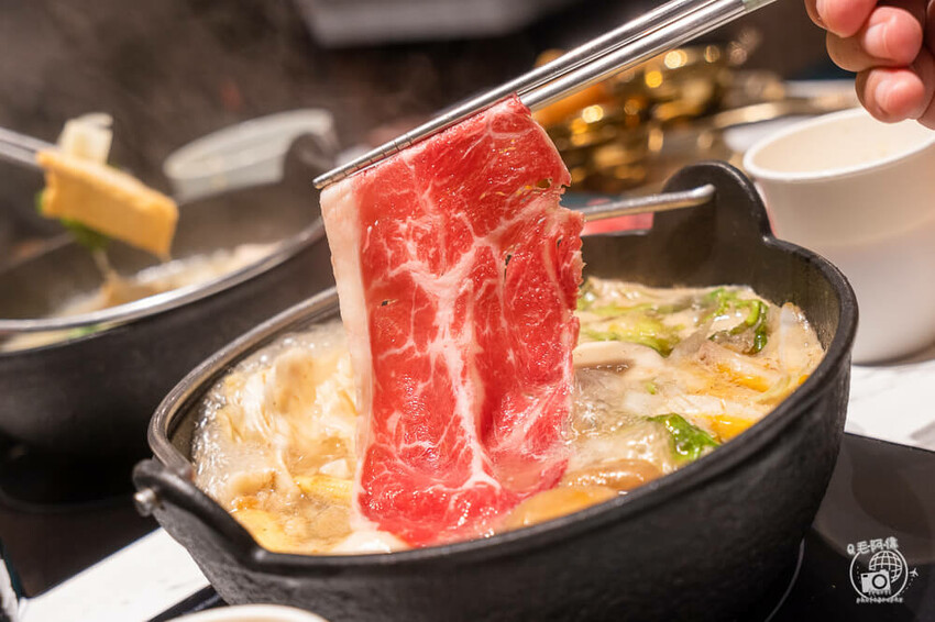 台中太平火鍋推薦「爽爽涮涮鍋」吃到飽超佛心價格，湯底 肉品選擇超多。