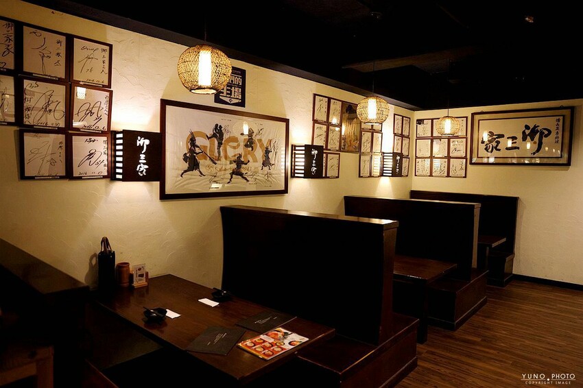 台中日式餐廳推薦「御三家備長炭串料理」雞濃湯拉麵、生魚片超美味。