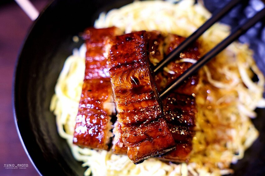 台中日式餐廳推薦「御三家備長炭串料理」雞濃湯拉麵、生魚片超美味。