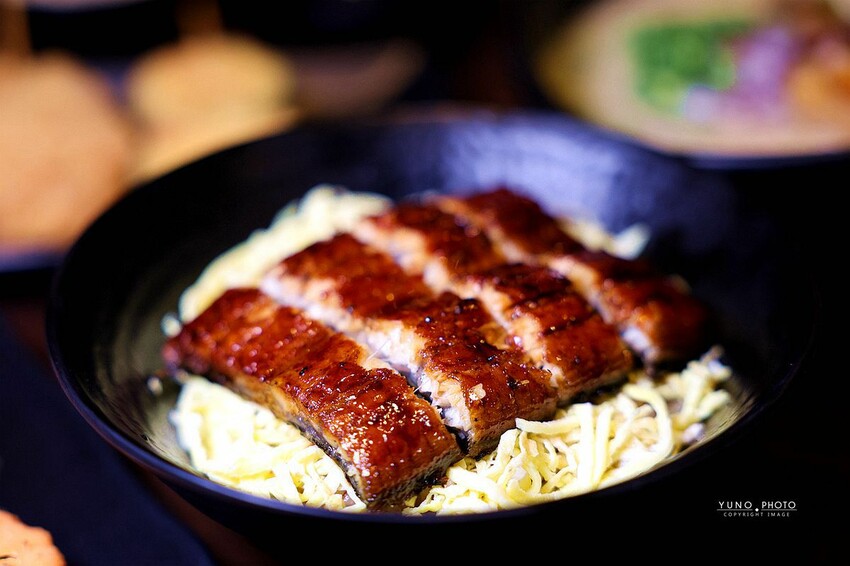 台中日式餐廳推薦「御三家備長炭串料理」雞濃湯拉麵、生魚片超美味。