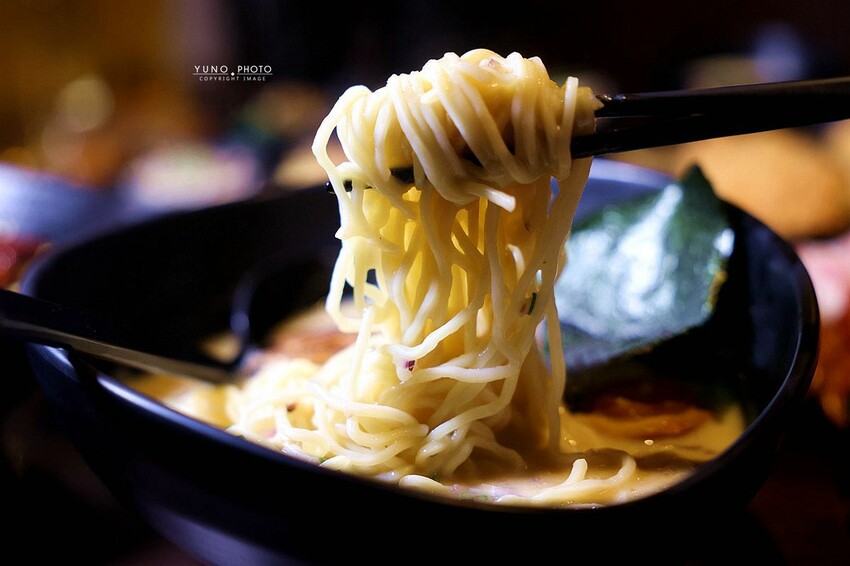 台中日式餐廳推薦「御三家備長炭串料理」雞濃湯拉麵、生魚片超美味。