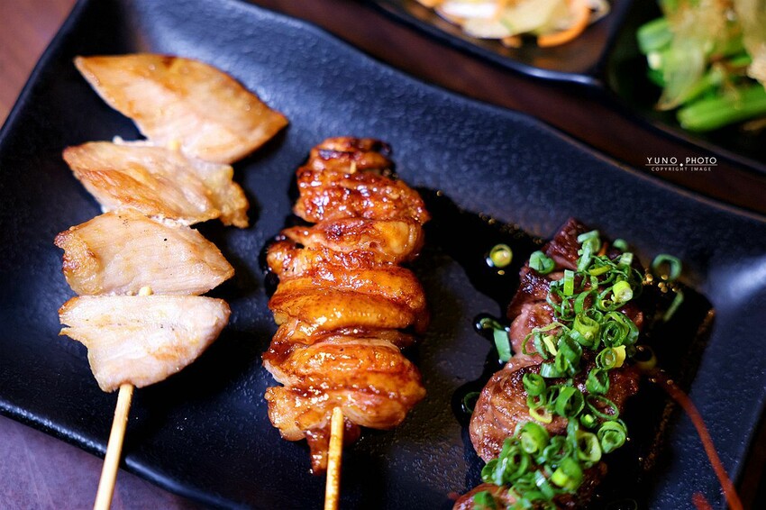 台中日式餐廳推薦「御三家備長炭串料理」雞濃湯拉麵、生魚片超美味。