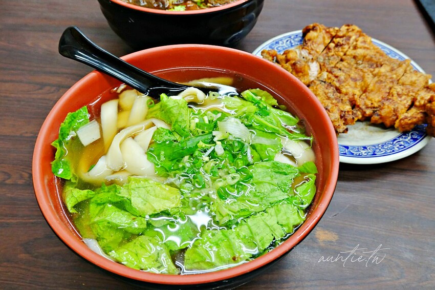 【台北】 善導寺站｜93蕃茄刀削牛肉麵，湯鮮甜肉大塊，還有酥香現炸排骨