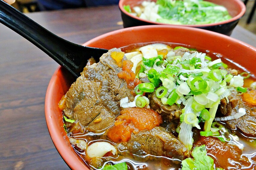 【台北】 善導寺站｜93蕃茄刀削牛肉麵，湯鮮甜肉大塊，還有酥香現炸排骨