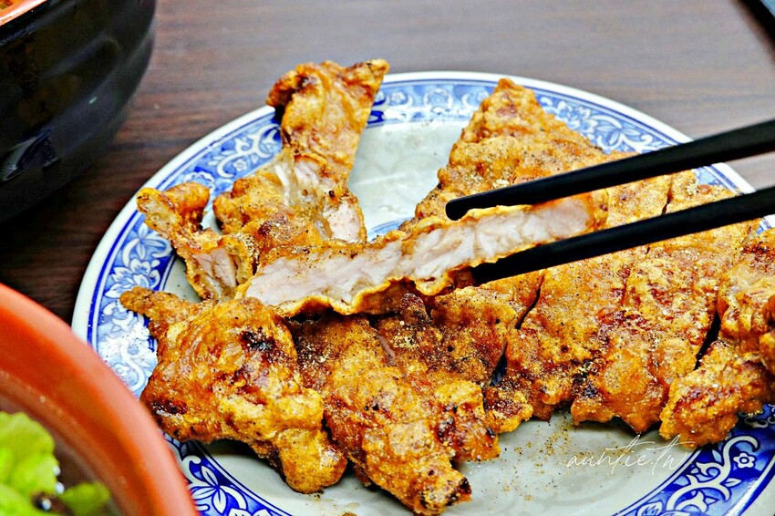 【台北】 善導寺站｜93蕃茄刀削牛肉麵，湯鮮甜肉大塊，還有酥香現炸排骨