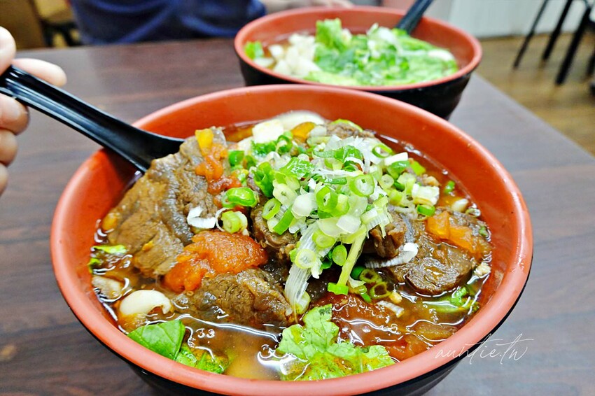 【台北】 善導寺站｜93蕃茄刀削牛肉麵，湯鮮甜肉大塊，還有酥香現炸排骨
