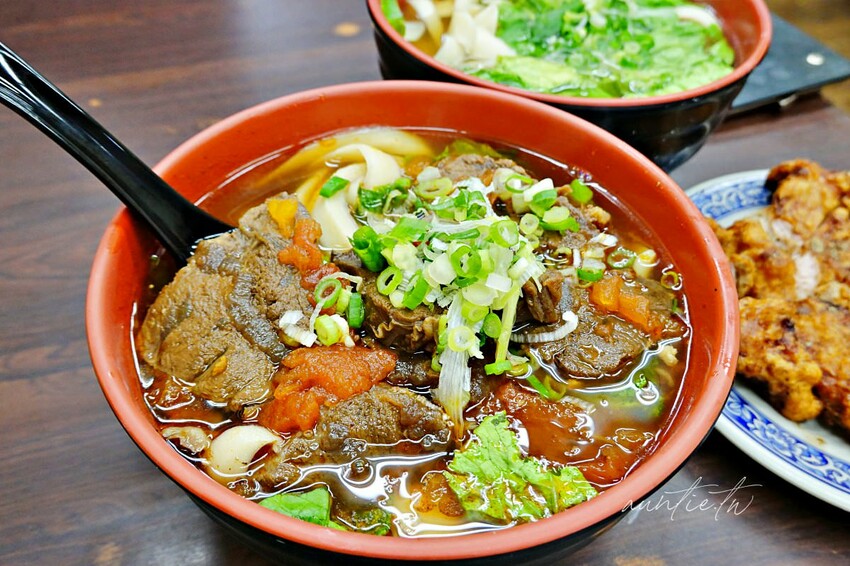 【台北】 善導寺站｜93蕃茄刀削牛肉麵，湯鮮甜肉大塊，還有酥香現炸排骨