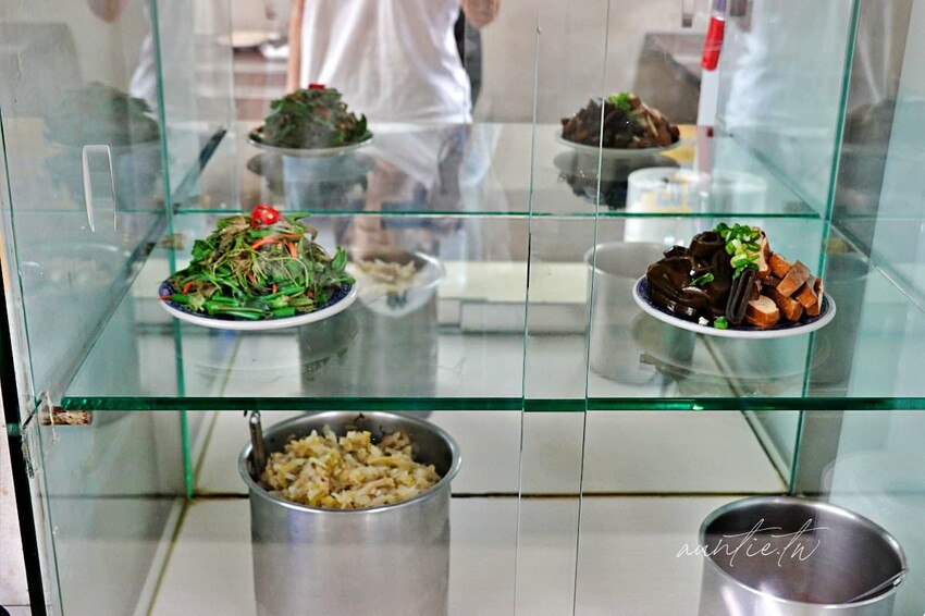 【台北】 善導寺站｜93蕃茄刀削牛肉麵，湯鮮甜肉大塊，還有酥香現炸排骨