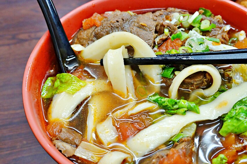 【台北】 善導寺站｜93蕃茄刀削牛肉麵，湯鮮甜肉大塊，還有酥香現炸排骨