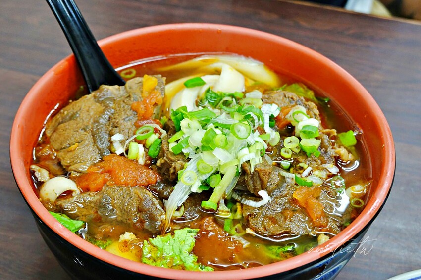 【台北】 善導寺站｜93蕃茄刀削牛肉麵，湯鮮甜肉大塊，還有酥香現炸排骨