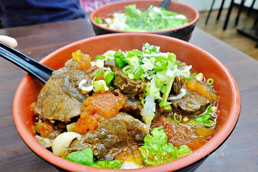 【台北】 善導寺站｜93蕃茄刀削牛肉麵，湯鮮甜肉大塊，還有酥香現炸排骨