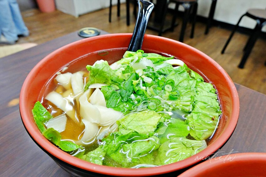 【台北】 善導寺站｜93蕃茄刀削牛肉麵，湯鮮甜肉大塊，還有酥香現炸排骨